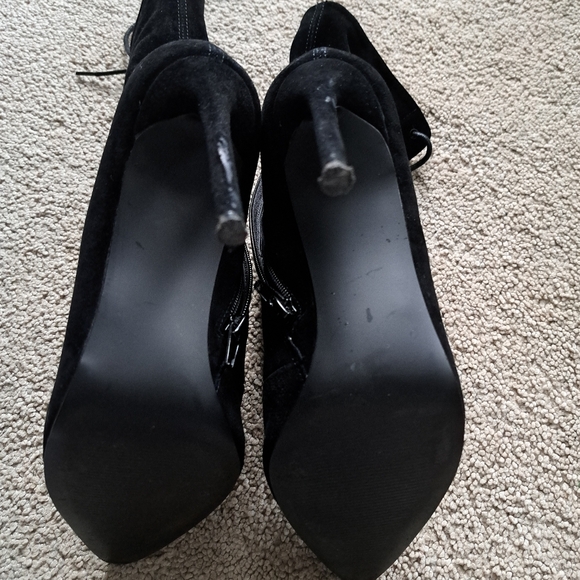 Black suede booties - The fit is tight in the front - Picture 3 of 4